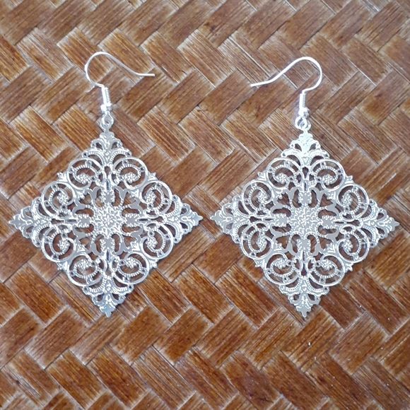 👉*NWOT* DELICATE FINE FILIGREE EARRINGS ~LIGHT & SHINE ~LOVELY - Picture 2 of 7